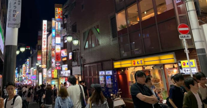 Bei Touristen beliebtes Unterhaltungsviertel in Japan