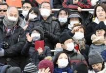 Japan hat nun den Ausnahmezustand, der allerdings viele Ausnahmen mit sich bringt. Gleichzeitig kämpfen immer mehr Menschen in Japan mit den Folgen der Pandemie. Bild: Kyodo