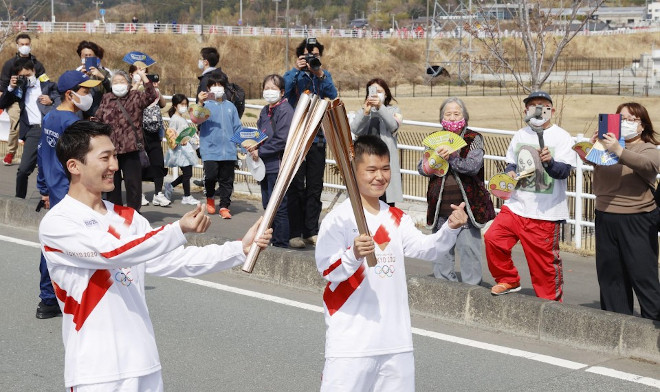 In Japan hat der Olympische Fackellauf angefangen