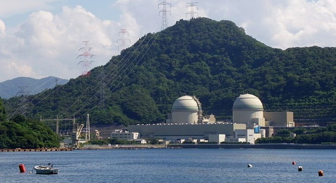 Mehr Japaner benötigen Nebenjobs, mehr Sicherheit für Touristen und zu alte Atomkraftwerke.