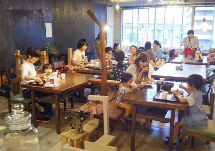 Japans Regierung in Schwierigkeiten, keine Silvesterparty in Shibuya und Cafeterien helfen armen Kindern