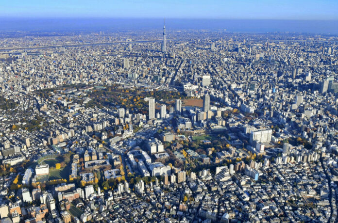 Japans Bevölkerung schrumpft weiter, mehr Bereitschaft zum Kündigen, gefälschte Werbeanzeigen und Stadt mobbt Armutsbetroffene