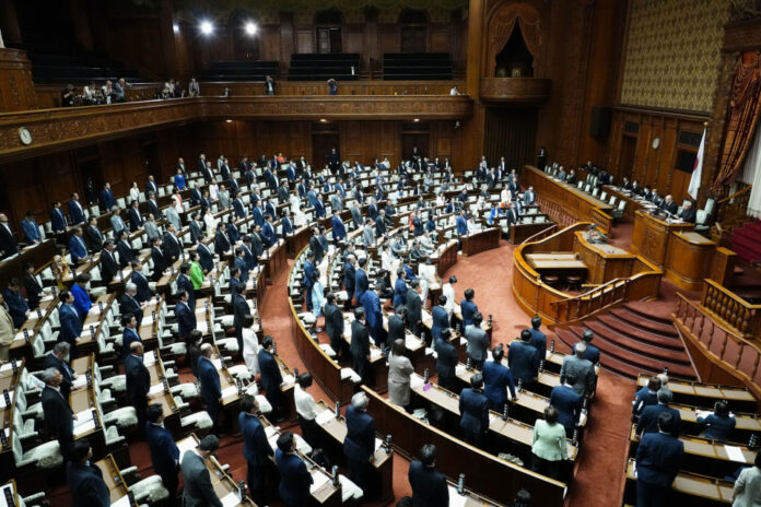 Japans neues Einwanderungsgesetz, Lohnerhöhungen, Hausabriss wegen Fuji, Entzug der Daueraufenthaltsgenehmigung und wütender Oberpriester