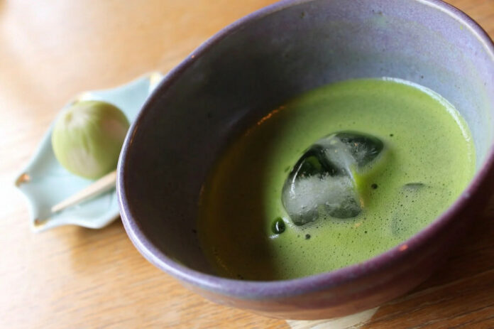 Matcha Bild: Shohei Folge 351: Matcha wird zum Luxusgut, Japaner glauben an Fake-News, kostenlose Geburten, ärgerliche Bergrettungen, unerlaubte KI-Stimmen, verschwindende Badewannen, Sicherheitskrise und Diskussion um getrennte Nachnamen