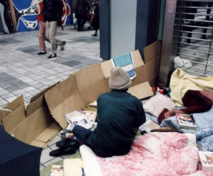 Obdachloser Bild: MS Folge 349: Japans fragwürdige Obdachlosen-Zahlen, Diebstahl bei der Kaiserfamilie, Touristenboom macht Japan-Reisen teurer, Schadensersatz wegen Produktfälschung, Idols als Arbeitnehmer und bayrischer Influencer sorgt für Ärger