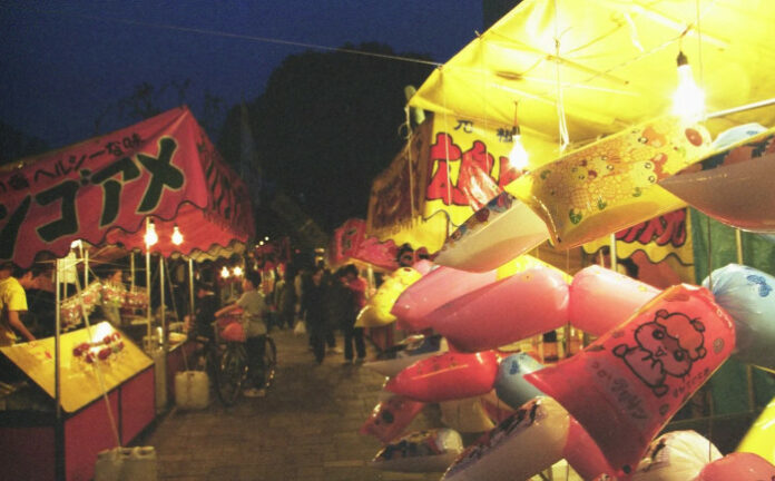 Festival Bild: Stocker_jp Folge 354: Japans erstes KI-Gesetz, Sommerfeste in Schwierigkeiten, kulinarische Diplomatie, Polizisten beim Einkaufen, Rückzugsorte am Bahnhof und Reiskrise