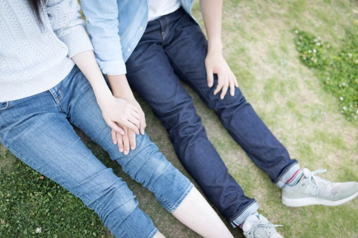 Paar beim Date. Bild: Sushipaku Folge 367: VTuber geben Dating-Tipps, McDonald’s Japan streicht wegen Scalpern „One Piece“-Aktionen, Unwissenheit verursacht enorme Zugverspätung, Wahlbetrug und Unzufriedenheit in der LDP