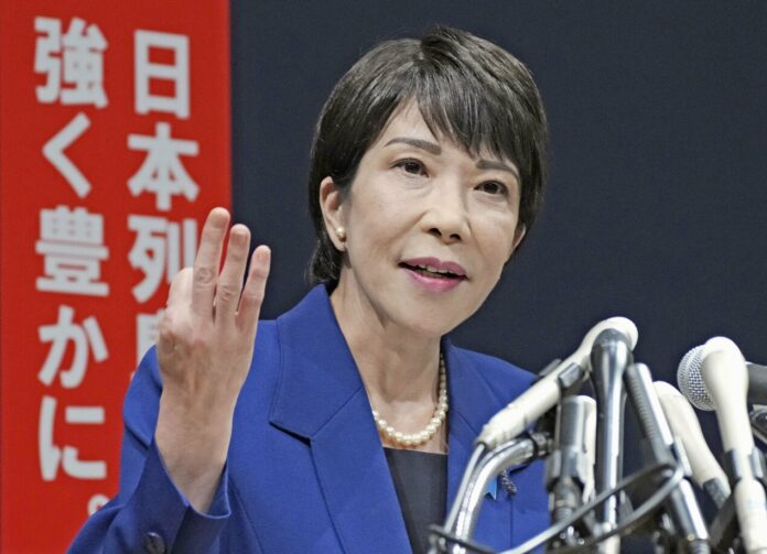 Sanae Takaichi Bild: Kyodo Folge 376: Neue LDP-Vorsitzende Sanae Takaichi sorgt für Wirbel, Mikan vs. Avocado, Fachkräftekrise im Tourismus, gefährliche Shinkansen-Abfahrtsmelodie, Bärenangriff, Rechenzentrumbooms und Rente für Japans ältesten Zug