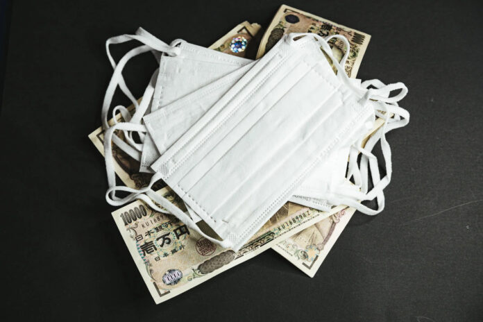 Geld und Masken bei Heuschnupfen. Bild: Sushipaku Folge 396: Japans Waffenexporte, härtere Regelungen für ausländische Arbeitskräfte, Manga-Umsätze, Zuschüsse bei Heuschnupfen, Kosmetik für Männer, KI zerstört Gedichtswettbewerb, Stehrestaurants und Secondhand-Boom