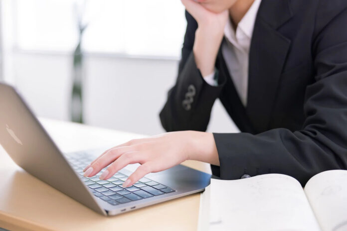 Folge 405: Saudi-Arabiens Interesse an Anime, wachsende Proteste gegen Japans Regierung, Altersbeschränkungen für soziale Netzwerke, KI-Übersetzer, stille Kündigungen, Kadokawa bezahlt Games für Mitarbeiter und das Aufeinandertreffen von Einheimischen und Touristen