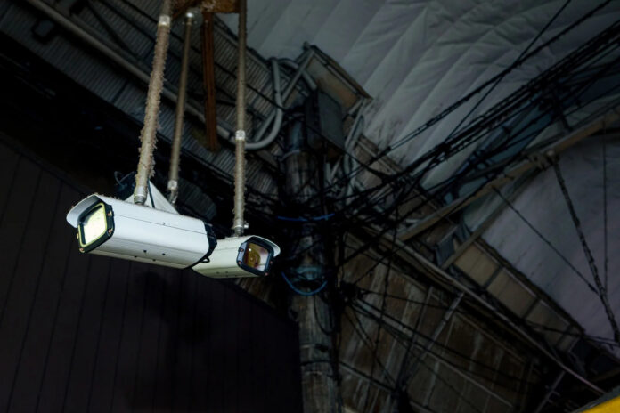 Folge 404: Japans geplanter Geheimdienst, diebische Krähen, gefährliche Werbeschilder, Probleme mit Kresse, einsame Tode, Lebensmittel aus den Greifautomaten, aussterbende Innenstädte, China nutzt Matcha-Boom aus, Waffenexporte, Power-Bank-Verbot und kaiserliche Nachfolge