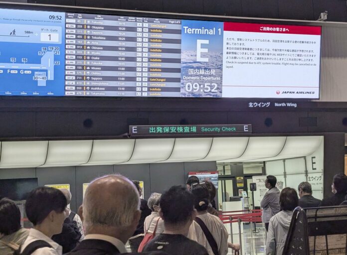 Folge 407: Unmut an Japans Verfassungstag, Mitarbeiter im Nachrichtendienst, Stigmatisierung von Notfallverhütung, Wassermangel trifft Tourismus, Beifuß statt Matcha, Kinderbuch über Straftaten und unpünktliche Flüge