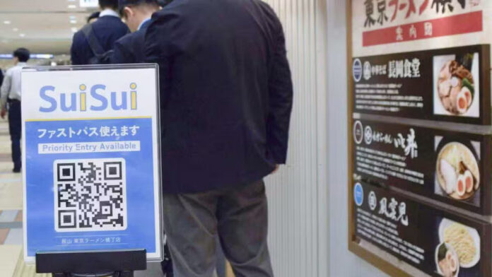Folge 408: Auswirkungen von Japans neuem Business-Manager-Visum, Schwarz-Weiß-Verpackungen, Meldesystem für illegale ausländische Arbeitskräfte, Fast-Pass-Tickets für Restaurants, alte Männer als Stalker, eine Kakerlaken-Statue und Gyaru-Kultur in Firmenmeetings