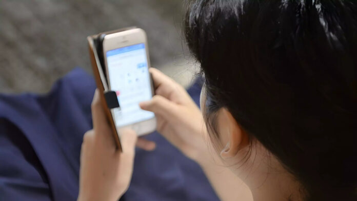 Social Media für Kinder. Bild: Kyodo Folge 409: Japans verschärft Regeln für Ausländer, Vorfall mit Affenbaby Punch, Pokémons Kampf gegen Scalper, Spargelstadt Misato, Einkaufshilfe für Touristen, strengere Regeln für Kinder im Internet und wie die Animebranche ihren Ruf verbessern will