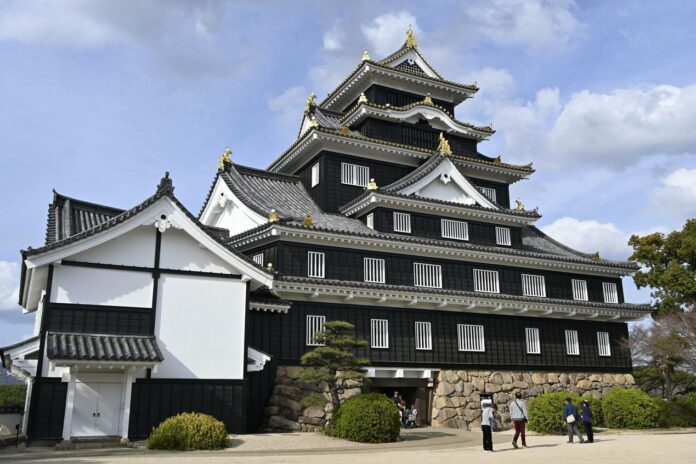 Burg Okayama Bild: Kyodo Folge 412: Neues zur Video-Affäre von Japans Premierministerin, KI-Regeln für Musik, Insel Shikoku als Liebling der deutschen Touristen, Herrausforderung sanierungsbedürftige Burgen, unangemessenes Verhalten von ausländischen Touristen, aggressive Kundenwerbungen, Einschüchterung durch die Polizei, Probleme mit Bären und ein kleineres Unterhaus