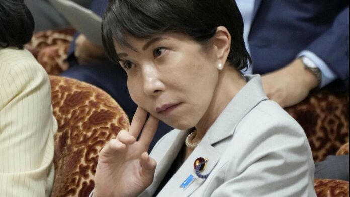 Premierministerin Sanae Takaichi Bild: Kyodo Folge 411: Japans kontroverses Flaggengesetz, Tempel als Nachbarschaftstreffpunkte, KI für Suizidprävention, Cool Japan vor dem Aus, neuer LGBTQ-Grundplan, Video-Affäre der Premierministerin und wirksame Maßnahmen gegen Senioren-Betrug