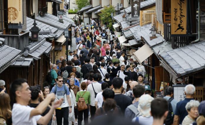Folge 413: Japans arbeitende Senioren, beliebte Antiquitäten, Touristen-Wohnungen, Atom-U-Boote, Kritik an Übernachtungssteuern, lukrative Unterstützungswerbung, Ende vom Fan-Kult um Premierministerin und Ablehnung von ausländischen Arbeitskräften