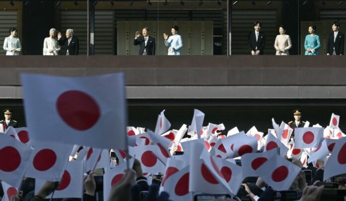 Japanische Flaggen. Bild: Kyodo Folge 417: Haftstrafen bei Beschädigung der japanischen Flagge, Stimmkopien durch KI, Enteignungen für den Flughafen Narita, verbotene Militärgüter für Russland, Hauskatzen als invasive Art, USA droht Japan, Widerstand gegen Hokuriku Shinkansen und diskriminierendes Kaiserhausgesetz