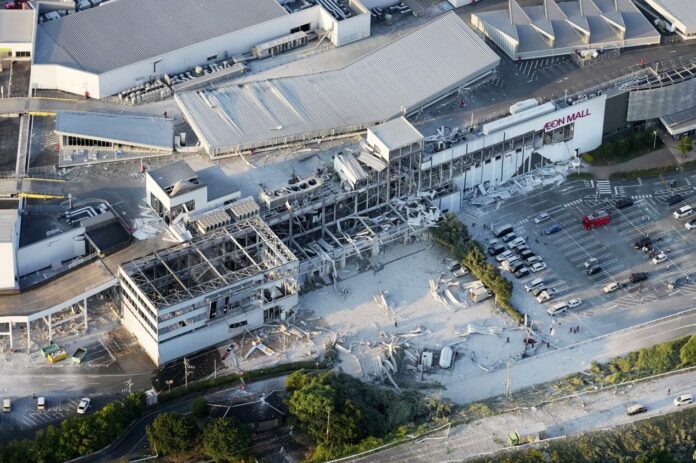 Erdbeben in Kumamoto. Bild: Kyodo Folge 420: Folgen des schweren Erdbebens, Arbeitsgruppe soll Sammelkarten-Boom stabilisieren, verirrte Touristen auf Schnellstraßen, teure Atomreaktoren, Rassismus gegen eine internationale Schule, Zustimmung für harte Arbeitskultur, Hitzewelle, kontroverse Regelungen zum Daueraufenthalt und ratlose Premierministerin