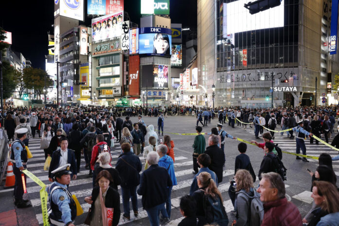 Shibuya Bild: Kyodo Folge 421: Japans Rüstungspläne, Curry-Saison, kreative Protestform in Shibuya, Algensterben bedroht Obon, Videoleinwand für Touristen, vergessene Obdachlose, zu warme Bäder, Kyotos widersprüchlicher Touristenboom, umstrittene Steuersenkung und eine sehr teure Toilette