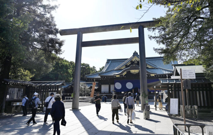 Folge 422: Rekordregen in Chiba, Toyoko Kids, Cosplay-Verbot am Kriegsschrein, Schönheitsoperationen für Minderjährige, betrügerisches Feuerwerk, Video blamiert Premierministerin und Ärger mit Putin