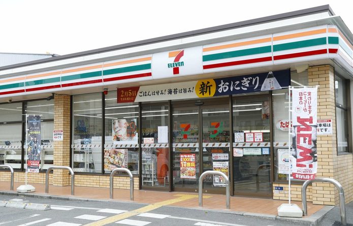 Folge 427: Japans Convenience-Stores im Wandel, Kimono-Verbot an bekanntem Schrein, problematische Billig-Bestattungen, betrügerische Praktika, ein sehr ungewöhnlicher Schrein, Ende von Unternehmens-Erpressern, Senkung der Verbrauchersteuer, paradoxer Touristenboom in Okinawa und Atom-U-Boote